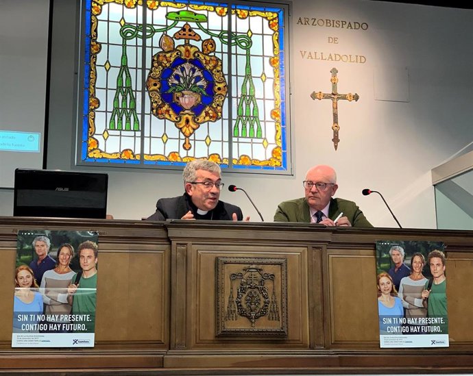El obispo auxiliar, Luis Argüello, y el ecónomo de la Diócesis de Valladolid, José María Conde, presentan los gastos e ingresos de la Iglesia de 2018.