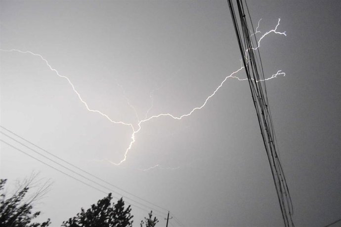 Rayo, tormenta (imagen de archivo)