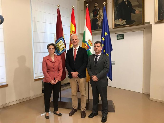 El Ayuntamiento de Logroño sella un acuerdo con los profesionales de las telecomunicaciones para potenciar el desarrollo tecnológico y económico de la ciudad.