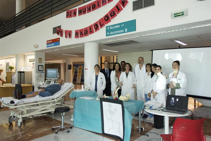 Profesionales sanitarios del Hospital Universitario Son Lltzer conmemoran este viernes el Día Internacional de la Radiología