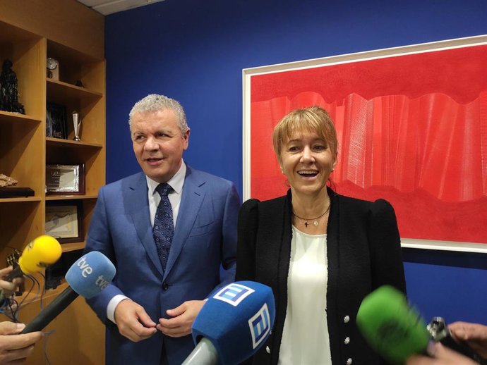 La cabeza de lista de la coalición PP-Foro, Paloma Gázquez, y del presidente de FADE, Belarmino Feito