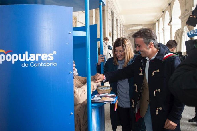 La presidenta del PP de Cantabria, María José Sáenz de Buruaga, y el cabeza de lista del partido al Congreso, Diego Movellán