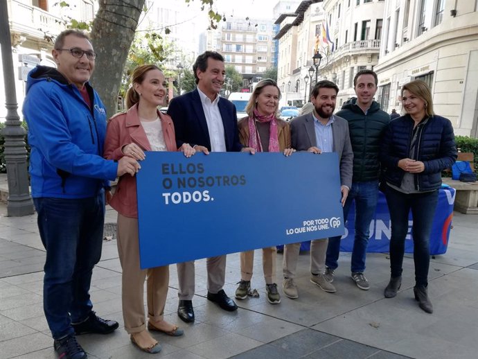La candidata del PP al Congrés per Balears, Marga Prohens (2i), abrigallada per altres candidats i membres del partit en un acte de campanya.