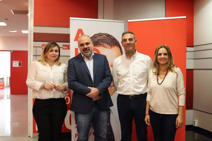 Los candidatos socialistas por la provincia de Zaragoza hacen balance de campaña electoral en la sede del PSOE.