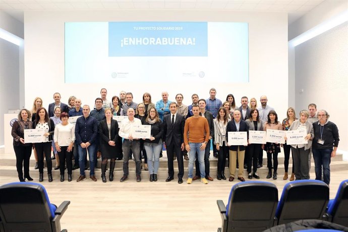 Entrega de cheques por parte de Volkswagen Navarra y su comité de empresa a diez entidades sociales de Navarra con motivo de la quinta edición de Tu Proyecto Solidario.