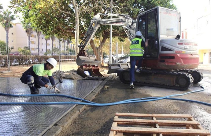 En marcha las obras para convertir el terraplén de Santísimo Cristo del Amor en Huelva en un espacio ajardinado.