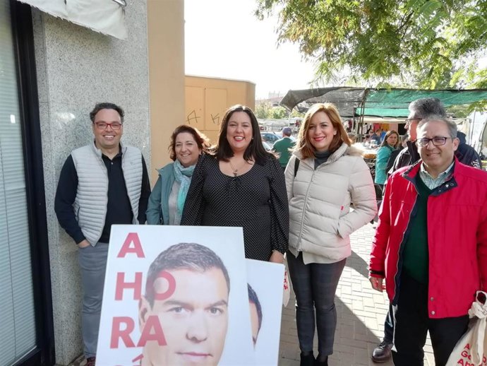 Lola Amo (centro), con otros cargos y militantes del PSOE de Córdoba.