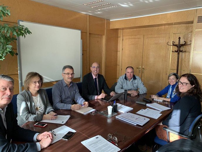 Miembros del equipo de gobierno del Ayuntamiento de León con representantes de otros grupos en la reunión mantenida este viernes sobre los Fondos EDUSI.