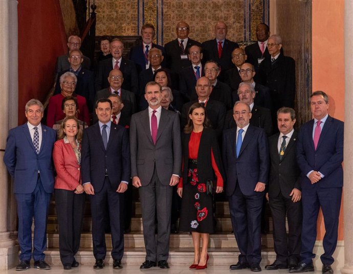 El Rey Felipe VI y la Reina Letizia, posan con los directores de la Asale y los patronos de la RAE, en Sevilla (España) a 8 de noviembre 2019