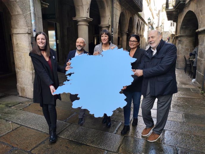 La portavoz nacional del BNG, Ana Pontón (centro), en un acto de campaña con los cabezas de lista del 10N: Olalla Rodil (Lugo), Néstor Rego (A Coruña), Carme da Silva (Pontevedra) y Francisco García (Ourense).