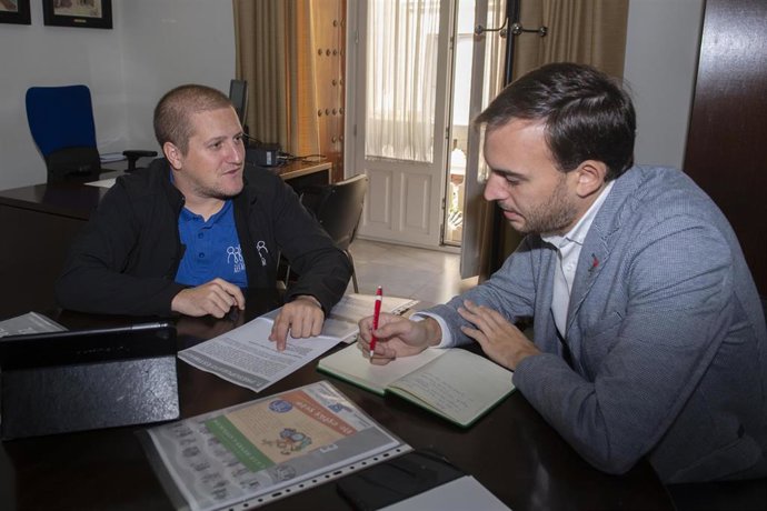Daniel Moreno reunido con el presidente de la Asociación de Acompañamiento Educativo Familiar