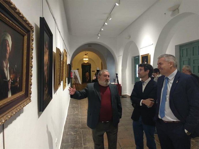 Montoro (dcha.) visita la muestra 'Retratos' junto a Del Pino (izda.) y Castillo