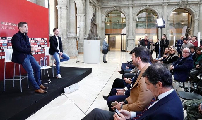 Robert Moreno atiende a los medios en el Museo del Prado