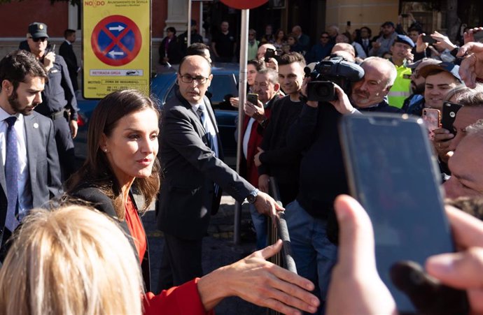 La Reina Letizia. saluda al público congregado en la plaza de San Francisco, después del encuentro con los directores de la Asale y los patronos de la RAE, en Sevilla (España) a 8 de noviembre 2019