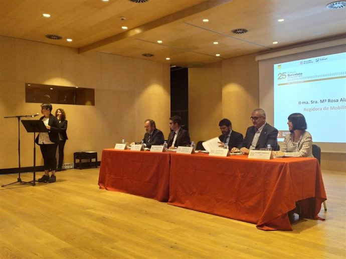 La concejal de Movilidad de Barcelona M.R.Alarcón; el presidente del RACC Josep Mateu; el subdirector de Movilidad de la DGT, Jorge Ordás; el teniente de alcalde Albert Batlle; el director de Trnsit Juli Gendrau y la directora de Apat Yolanda Doménech.