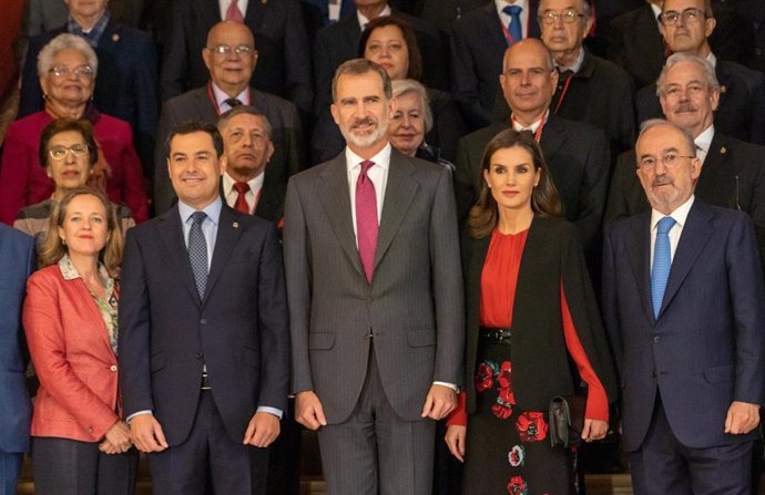 El Rey Felipe VI y la Reina Letizia, posan con los directores de la Asale y los patronos de la RAE, en Sevilla (España) a 8 de noviembre 2019