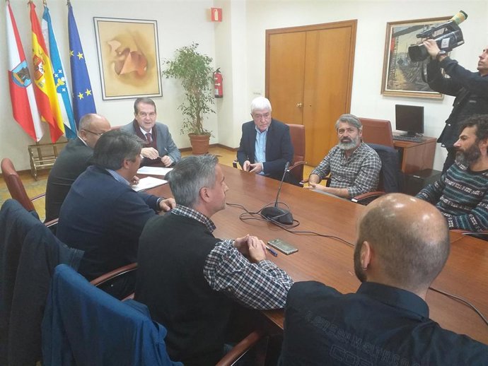 El alcalde de Vigo, Abel Caballero, en una reunión con el comité de empresa del astillero Hijos de J. Barreras