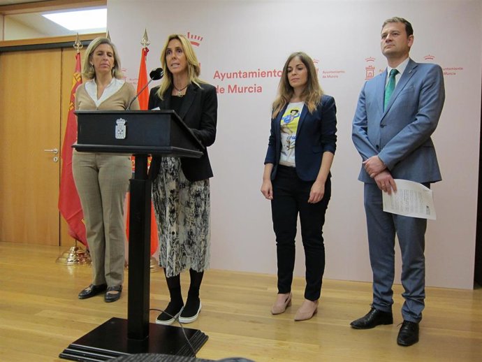 La concejal de Derechos Sociales y Familia, Pilar Torres da cuenta del acuerdo en Junta de Gobierno