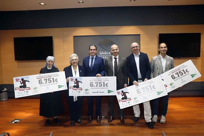Las organizaciones Hermanitas de los Pobres, Bisturí Solidario, Manos Unidas y Diabetes Cero reciben los cheques de la carrera solidaria Ciudad de Málaga.