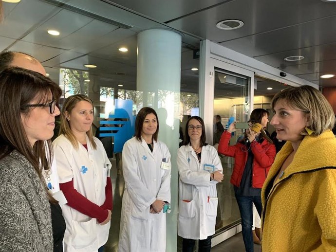 Alba Vergés saludando a Mari Cruz Sans