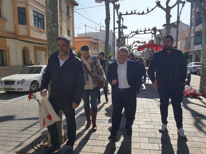 Joaquín López Durante Su Visita Al Mercado De Calasparra