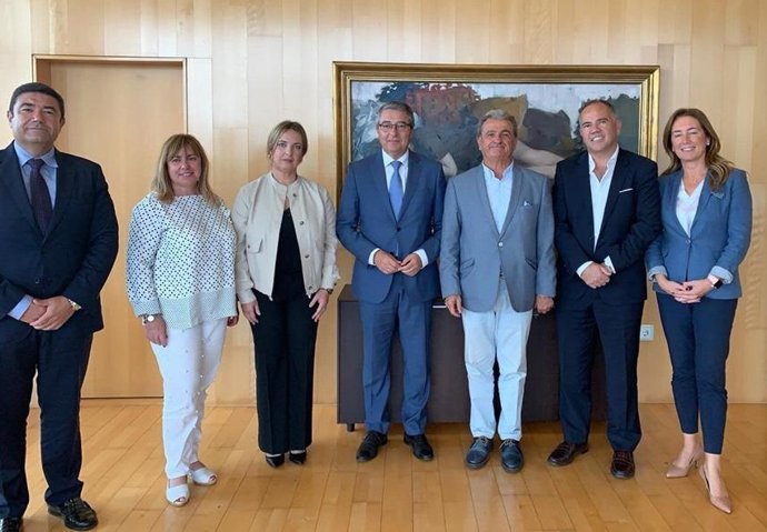 Francisco Salado, presidente de la Diputación de Málaga con representantes del Cuerpo Consular