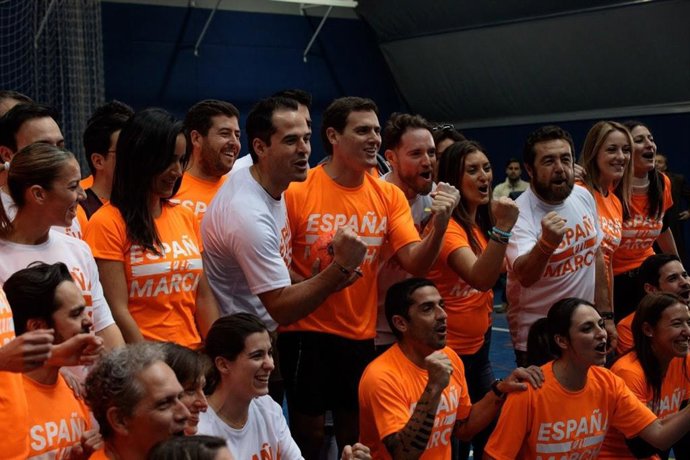 El presidente de Ciudadanos, Albert Rivera, junto a Ignacio Aguado, Begoña Villacís y candidatos y militantes del partido antes de jugar un partido de fútbol en Madrid.