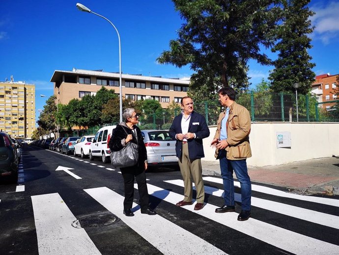 El concejal delegado del Distrito San Pablo-Santa Justa de Sevilla, Francisco Páez, visitas las obras de la calle Manuel Mantero