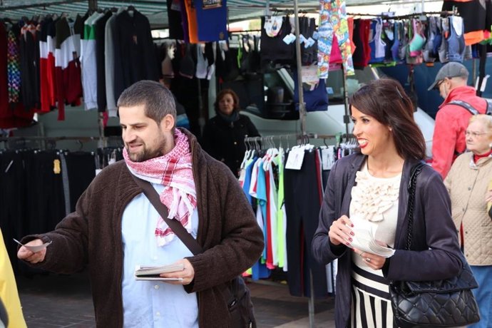 Los candidatos de Unidas Podemos al Congreso por Córdoba Martina Velarde y Miguel Ángel Peña en el mercadillo de Las Setas de Córdoba.