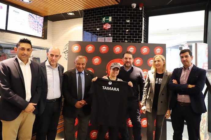 Grupo Telepizza incorpora a una nueva jugadora de LaLiga Genuine Santander en una de sus tiendas de Málaga