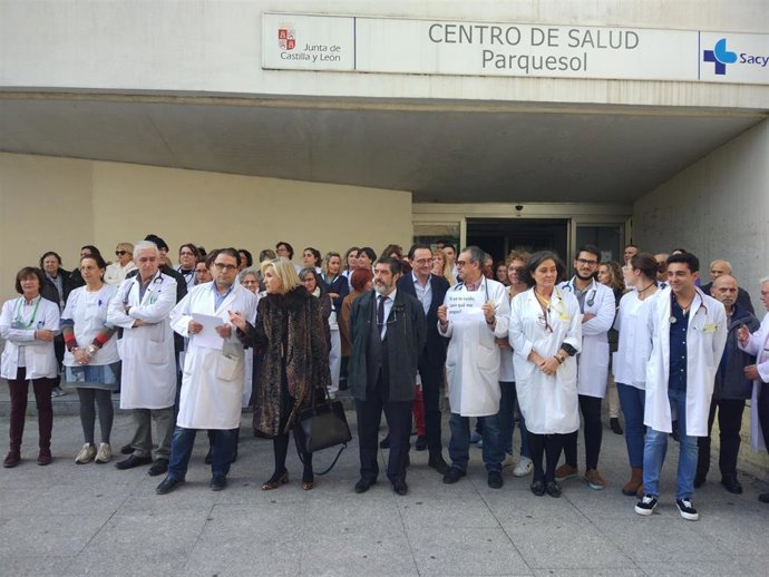 Concentración de sanitarios en protesta por la última agresión en Parquesol encabezados por la consejera de Sanidad, Verónica Casado.