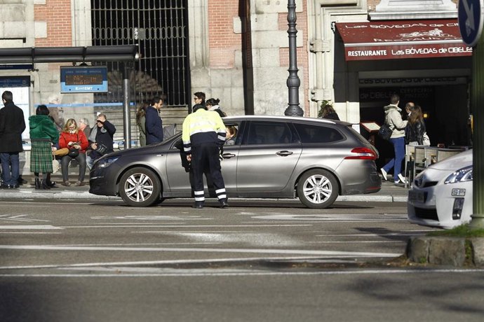 Agente de movilidad de Madrid controla el tráfico en el día de la restricción de matrículas por alta contaminación