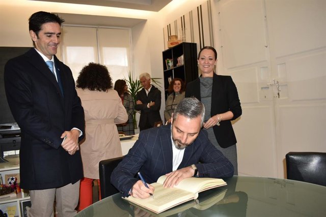Visita del consejero de Hacienda, Juan Bravo, al Ayuntmaiento de Alcalá la Real
