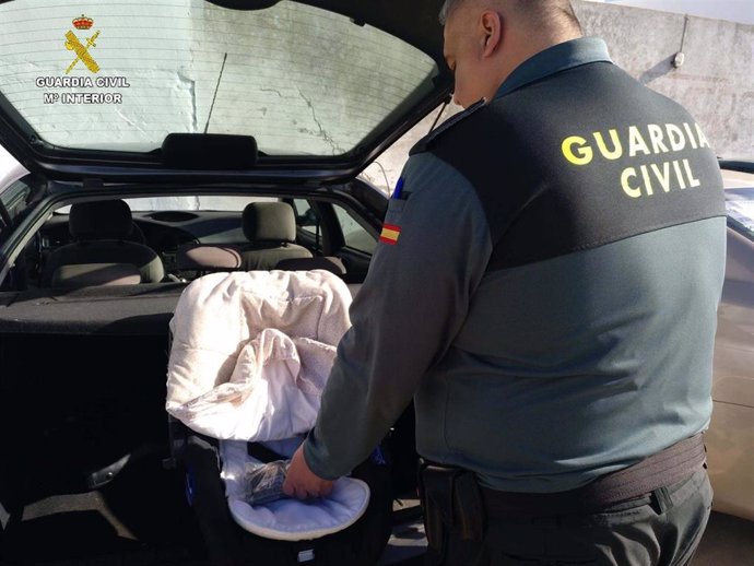 La Guardia Civil detiene a un hombre con 500 gramos de hachís en una sillita de bebé.