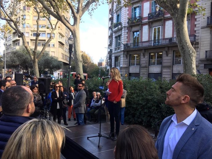 La candidata del PP al Congreso por Barcelona, Cayetana Álvarez de Toledo, este viernes en la plaza Urquinaona de la capital catalana