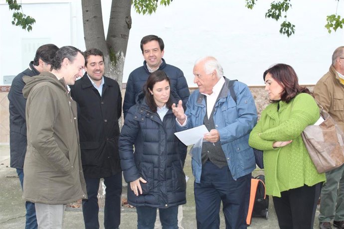 Casanueva (centro), en su visita Lucena