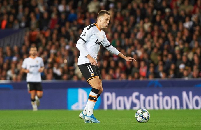 El centrocampista del Valencia Denis Cheryshev ante el Lille