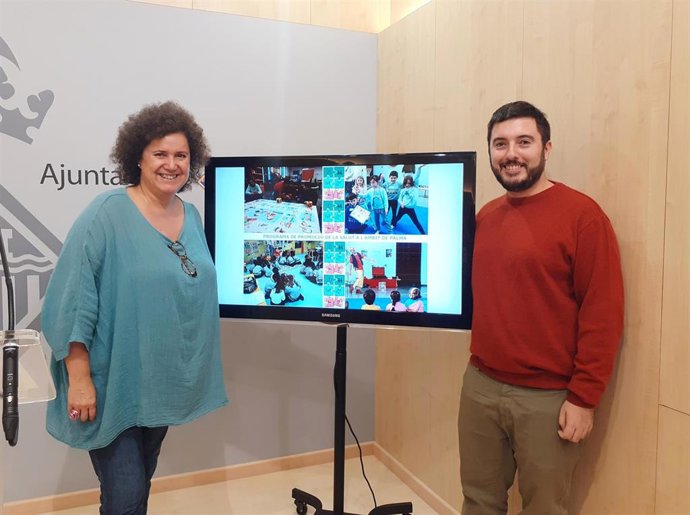 La regidora del área de Sanidad de Palma, Elena Navarro, presenta los nuevos talleres educativos de promoción de la salud.