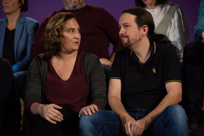 El Secretario General de Unidas Podemos, Pablo Iglesias (d), junto a la alcaldesa de Barcelona, Ada Colau (i), durante el acto central de los comuns en Barcelona (España), a miércoles 6 de noviembre de 2019.