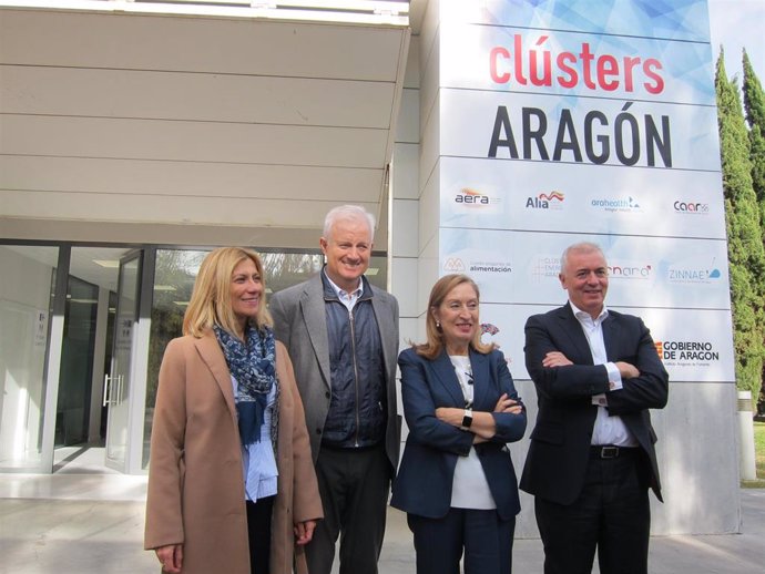 Miembros del PP antes de reunirse con el clúster de la automoción de Aragón.