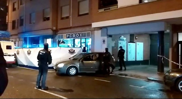 Imagen de la inspección, por parte de la Ertzaintza, de un piso en Barakaldo (Bizkaia) este pasado jueves tras la detención de dos varones por agresión sexuala  una mujer