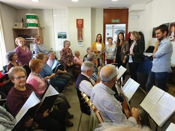 Troncoso (segunda por la dcha.) en su visita al Centro de Participación Activa Córdoba I