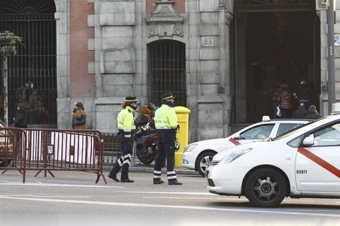 Agente de movilidad de Madrid controla el tráfico en el día de la restricción de matrículas por alta contaminación