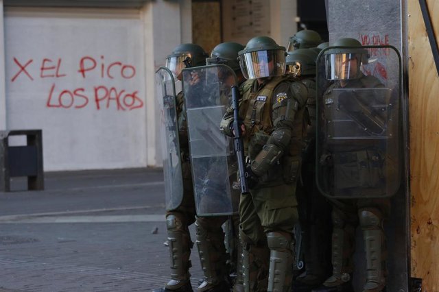 The Chilean Prosecutor's Office investigates a policeman for using a young protester as a human shield Carabineros en la ciudad de Concepción (Chile)