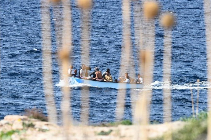 Embarcación con migrantes cerca de Lampedusa