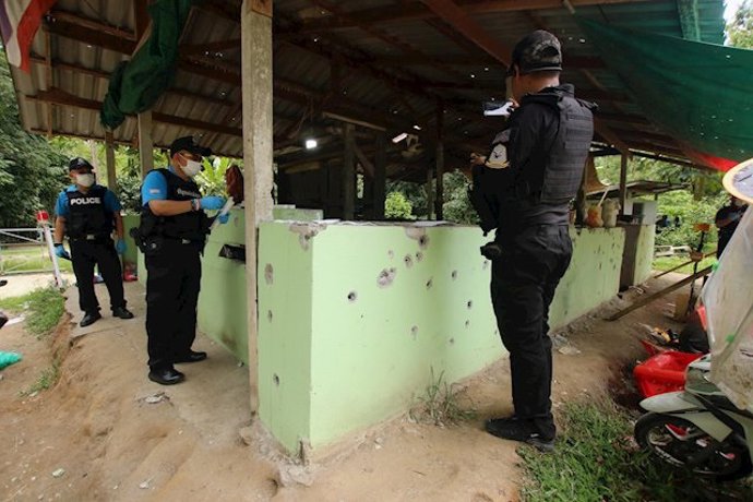 Agentes forenses examinan el lugar donde 15 personas han sido asesinadas presuntamente por insurgentes en el sur de Tailandia