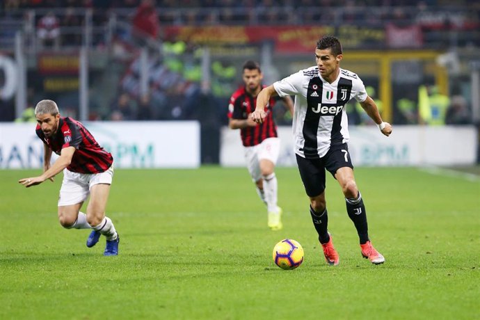 Cristiano Ronaldo conduce la pelota durante un Mlan-Juventus de la Serie A 2018-2019