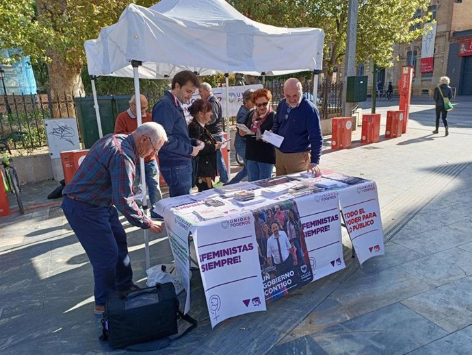Javier Sánchez y Esther Herguedas en una mesa de propaganda electoral