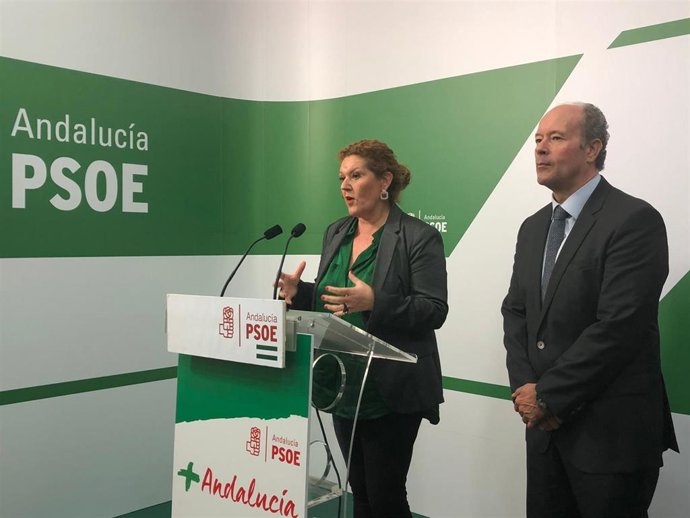 El candidato del PSOE al Congreso por la provincia, Juan Carlos Campo, y la secretaria de Organización y parlamentaria andaluza, Araceli Maese.