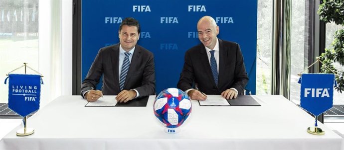El presidente de la FIFA, Gianni Infantino, y su homólogo del WLF y a la vez CEO de la Bundesliga, Christian Sievert